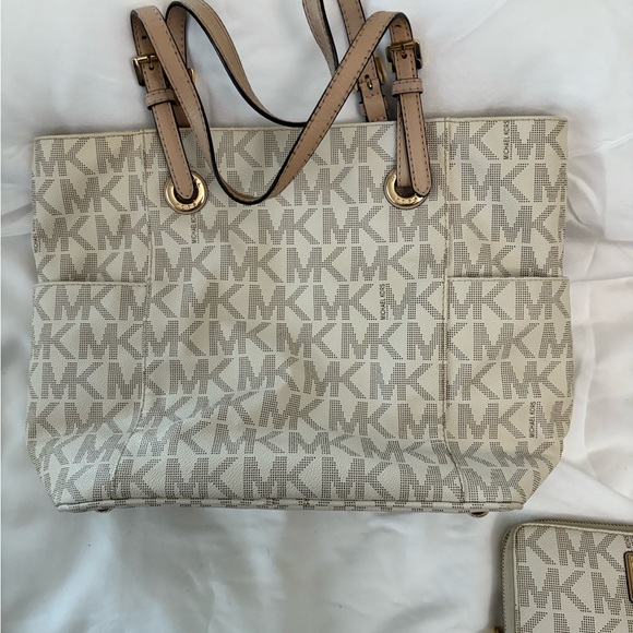 Michael Kors Monogram Tan Tote and Wallet Set - Picture 2 of 6